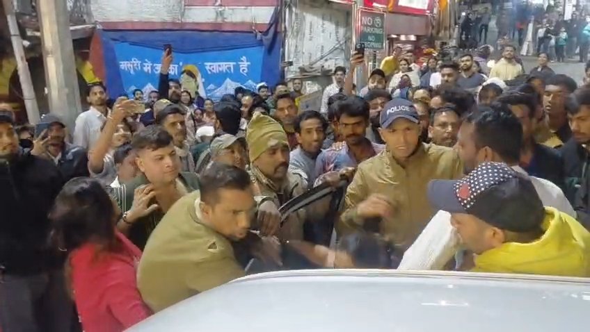 मसूरी माल रोड बैरियर पर पर्यटक दंपती और स्थानीय लोगों में मारपीट, चप्पल-घूंसे चले, देर रात तक कोतवाली में हंगामा