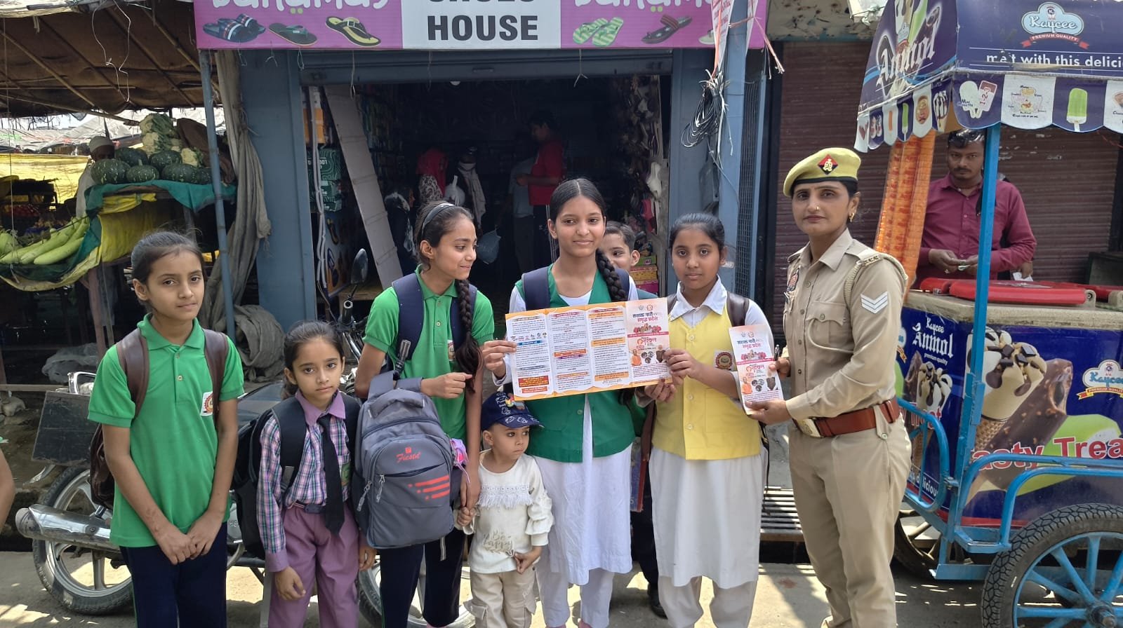 फतेहपुर में मिशन शक्ति की टीम ने संभाला मोर्चा, छात्राओं को सिखाए साइबर अपराध के नए ट्रेंड से बचने के तरीके