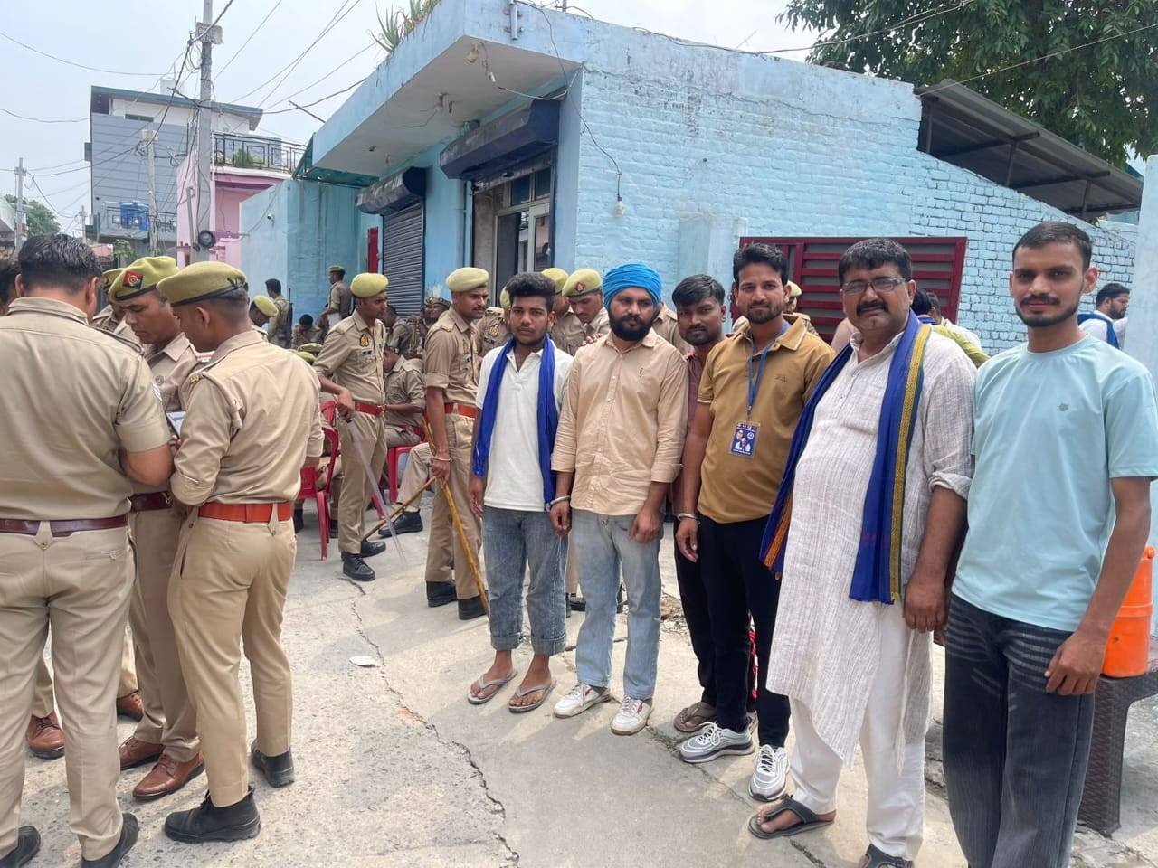 प्रशासन की 'नज़रबंदी' नीति पर उठे सवाल: क्या दबाई जा रही है विपक्ष और पीड़ितों की आवाज़ राव मेहरबान