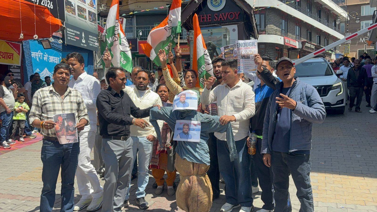 मसूरी में कांग्रेस का भाजपा सरकार पर हमला, पेपर लीक मामले को लेकर फूंका शिक्षा मंत्री का पुतला