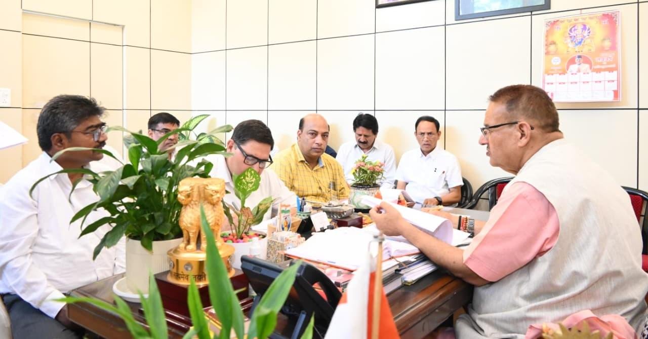 मसूरी विधानसभा में विकास कार्यों में तेजी लाने के निर्देश, कैबिनेट मंत्री गणेश जोशी ने की समीक्षा बैठक