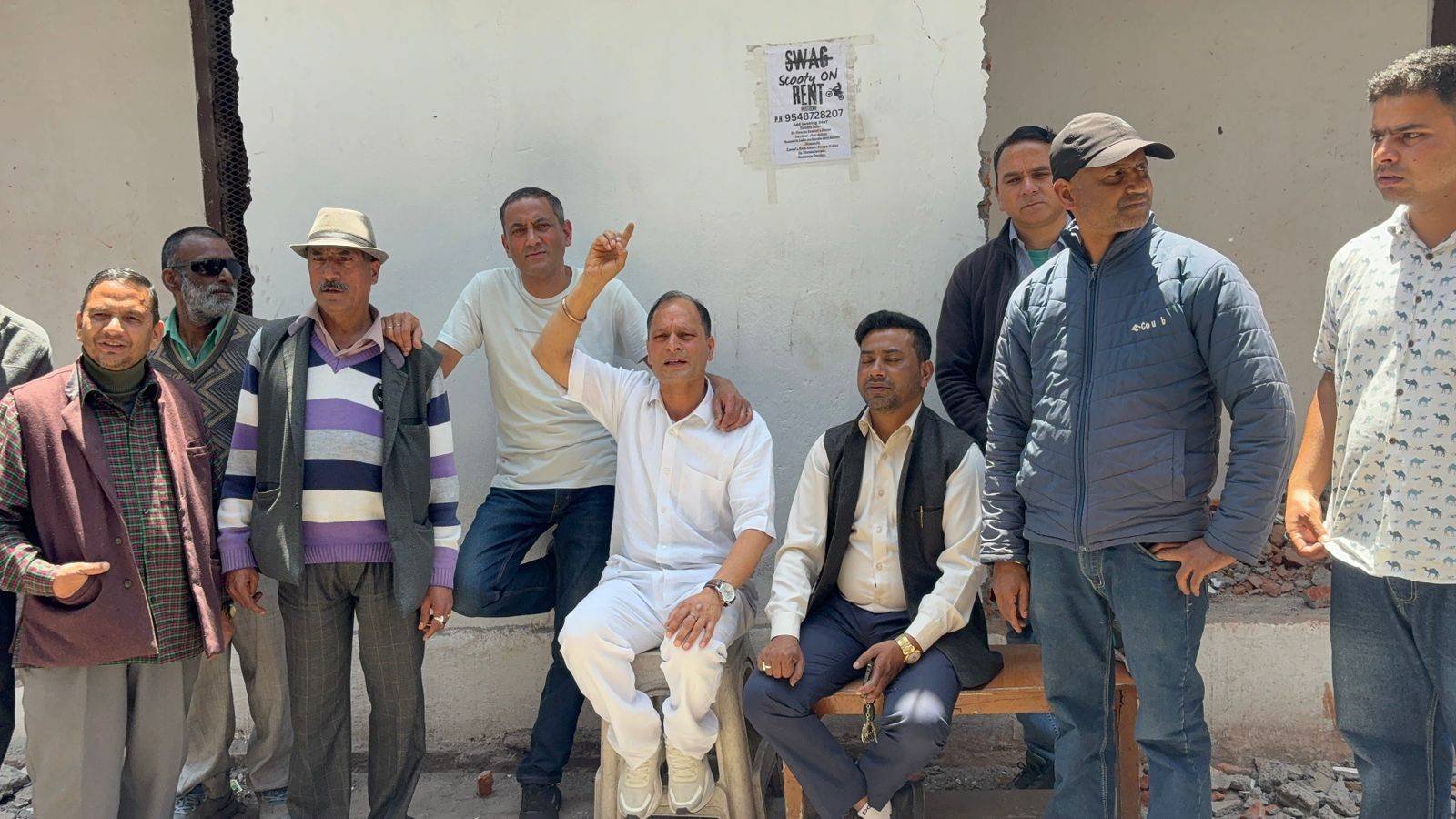 मसूरी तिलक मेमोरियल लाइब्रेरी में अवैध निर्माण का विरोध, स्थानीय लोगों ने किया प्रदर्शन