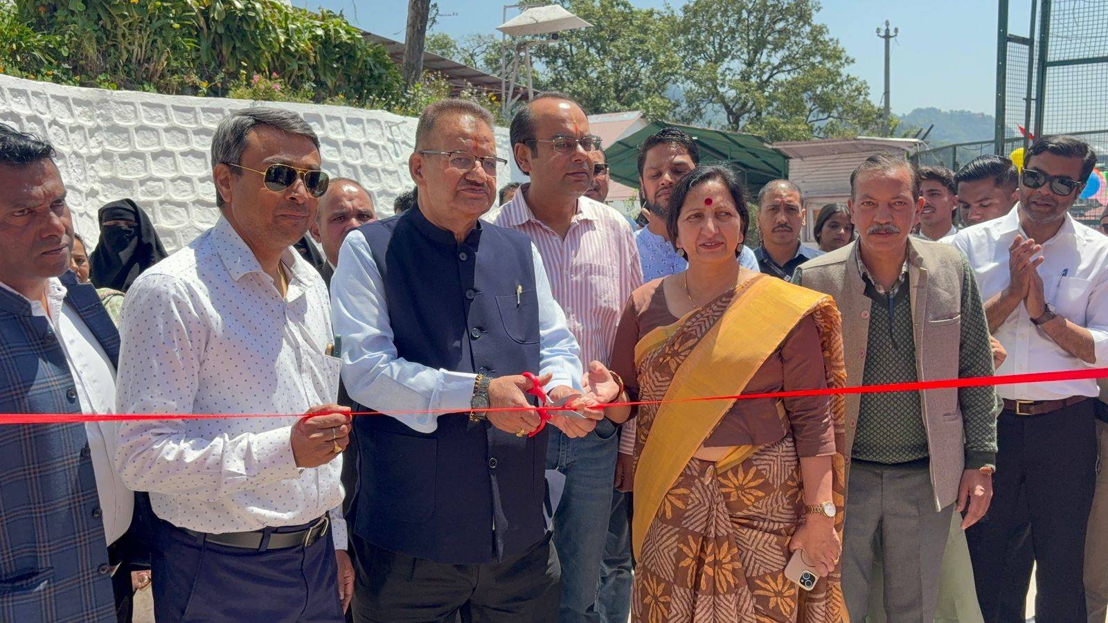 कैबिनेट मंत्री गणेश जोशी ने गोल्फ कार्ट से पहुंचकर किया मसूरी पब्लिक स्कूल मेले का उद्घाटन