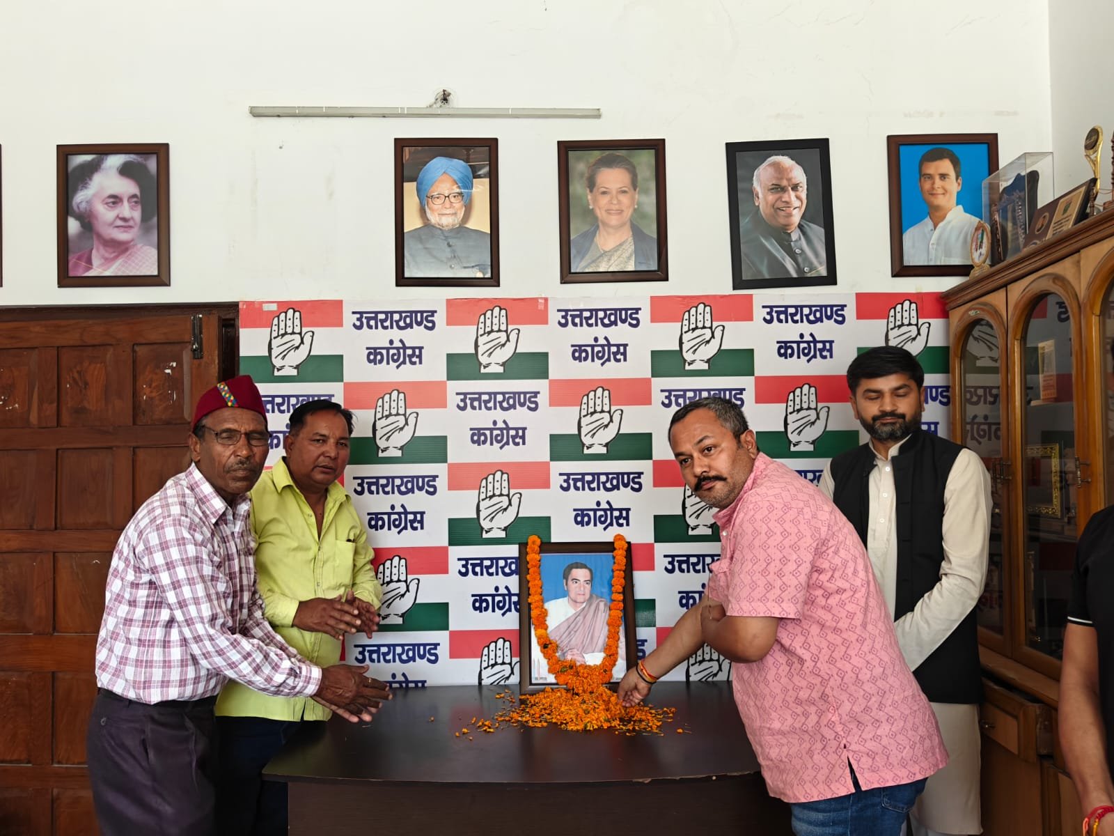 पूर्व प्रधानमंत्री स्व. राजीव गांधी की पुण्यतिथि पर परवादून जिला कांग्रेस ने आयोजित की श्रद्धांजलि सभा व गोष्ठी