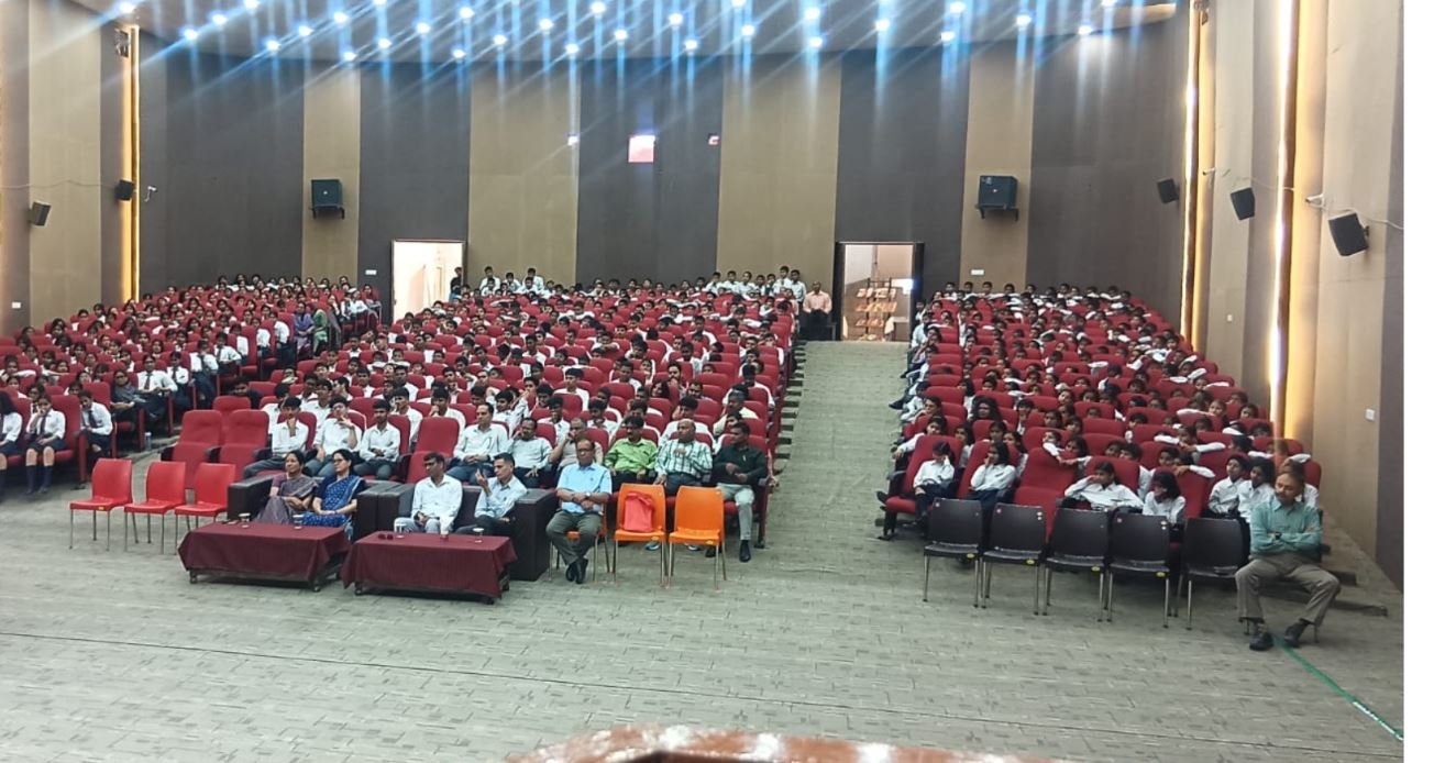 ओक ग्रोव स्कूल में सजा ज्ञान का संसार, पुस्तक मेले में उमड़ा विद्यार्थियों का उत्साह