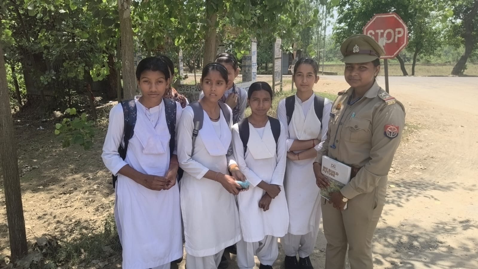 थाना फतेहपुर में महिला पुलिस टीम ने संभाली कमान, स्कूलों और बाजारों में छात्राओं को सुरक्षा के प्रति किया जागरूक