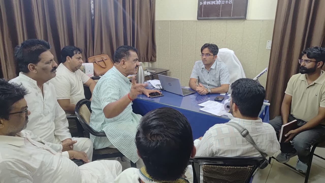 आघोषित विद्युत कटौती के विरोध में पूर्व विधायक ठुकराल ने अधिकारियों को घेरा