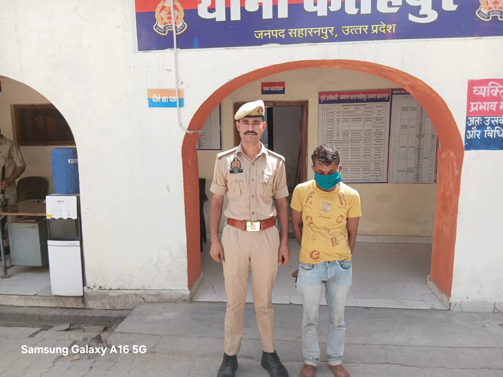 फतेहपुर पुलिस ने अवैध चाकू के साथ युवक को दबोचा  आरोपी बोला- लोगों को डराने के लिए रखता था चाकू