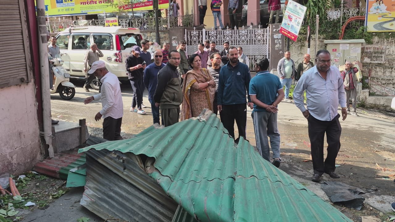 आंधी-तूफान से थमी ‘पहाड़ों की रानी’ की रफ्तार, कई इलाकों में भारी नुकसान