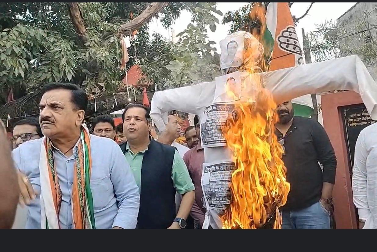 चंपावत में नाबालिग के साथ गैंगरेप को लेकर कांग्रेसियों ने फूंका सरकार का पुतला